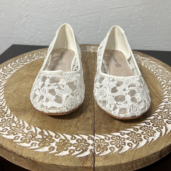 White Lace Flats - Picture 4 of 5